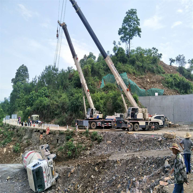 潜山汽车掉沟里叫吊车救援要多少钱